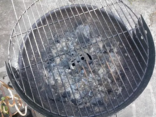 Comment nettoyer une grille de barbecue ? Astuce ménage